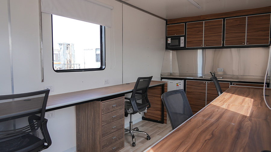 Área de reuniones en trailer Oficina