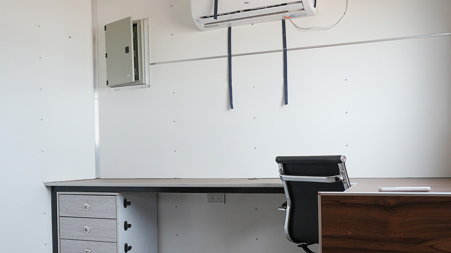 Área de reuniones en trailer Oficina