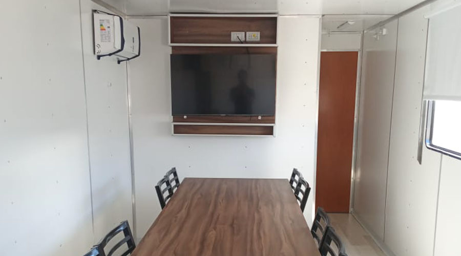 Detalle del espacio de reunión en trailer