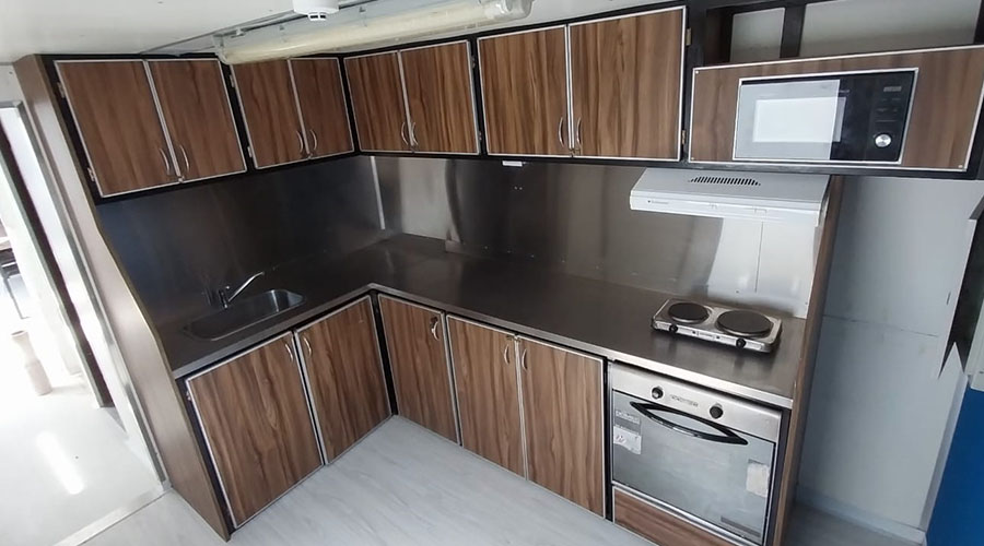 Detalle del espacio de reunión en trailer